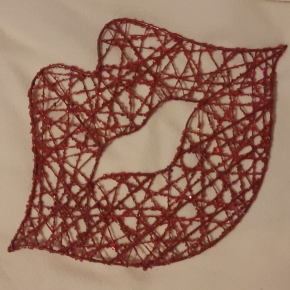 Red wired lips - Picture 1 of 2